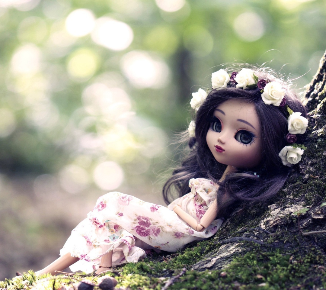 Обои Beautiful Brunette Doll In Flower Wreath 1080x960