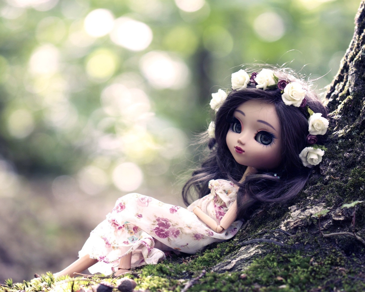 Обои Beautiful Brunette Doll In Flower Wreath 1280x1024