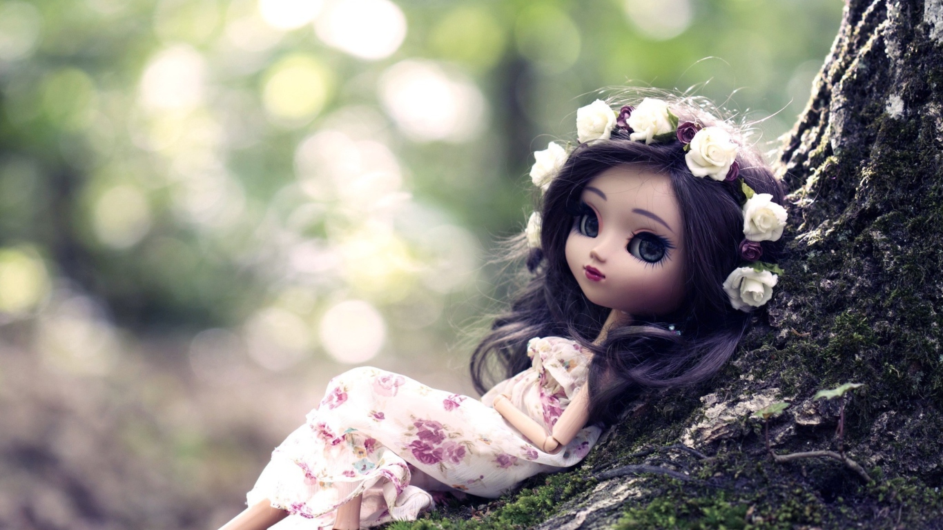 Обои Beautiful Brunette Doll In Flower Wreath 1366x768