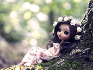 Sfondi Beautiful Brunette Doll In Flower Wreath 320x240