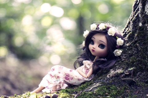 Обои Beautiful Brunette Doll In Flower Wreath 480x320