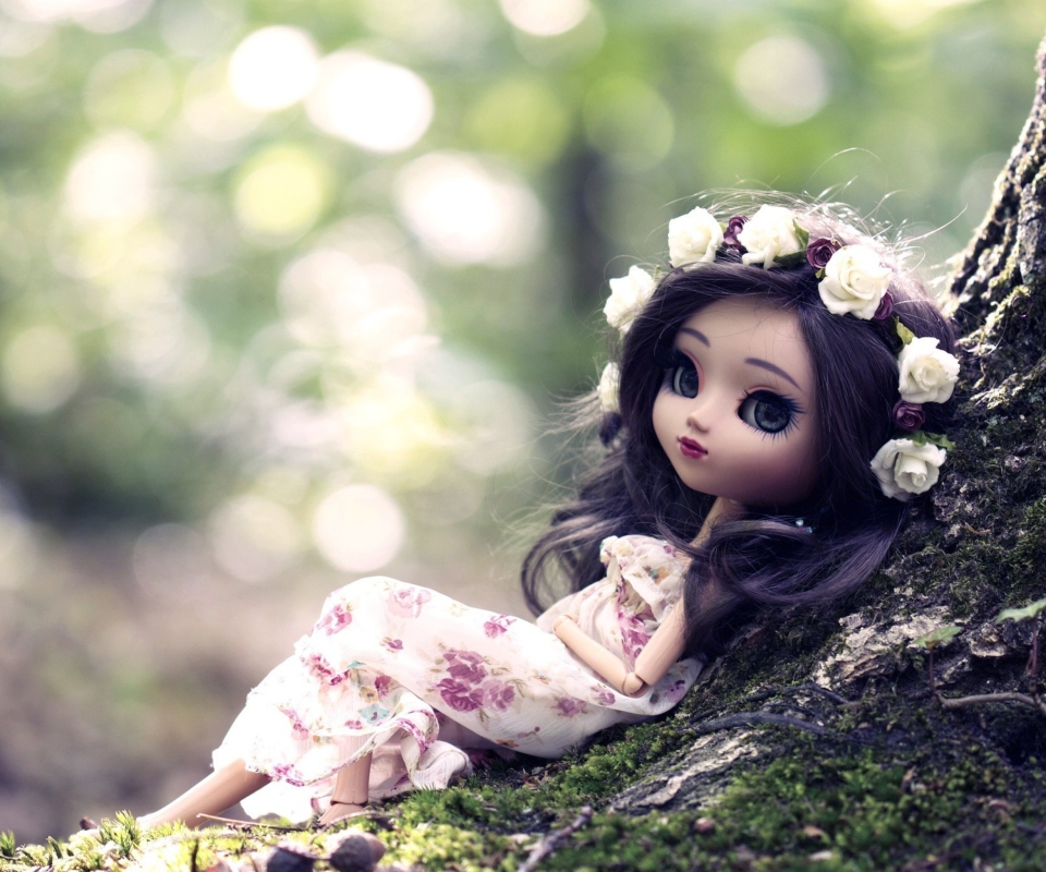 Обои Beautiful Brunette Doll In Flower Wreath 960x800