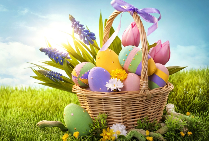 Basket With Easter Eggs wallpaper