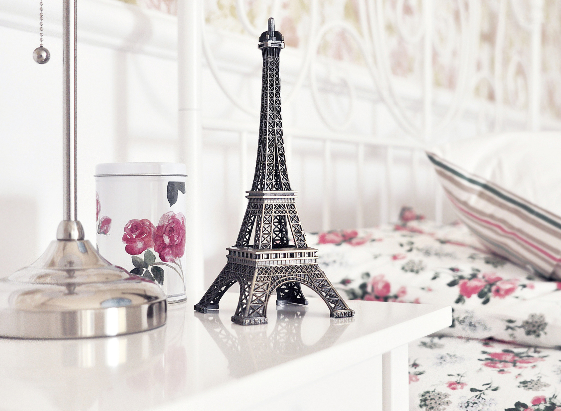 Mini Eiffel Tower wallpaper 1920x1408
