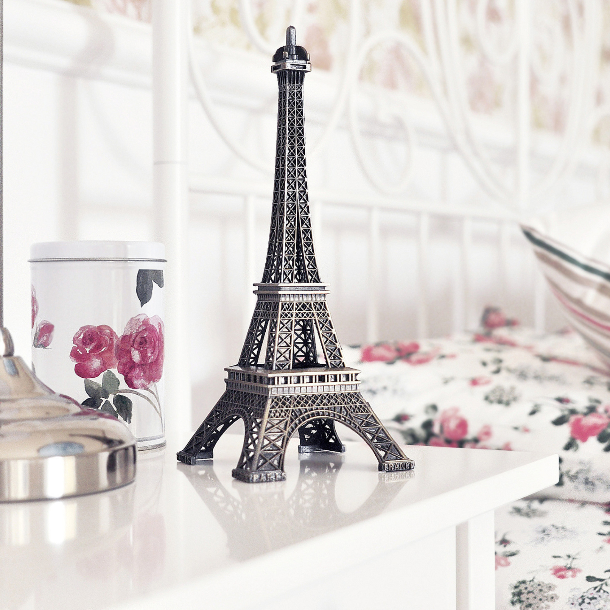 Das Mini Eiffel Tower Wallpaper 2048x2048