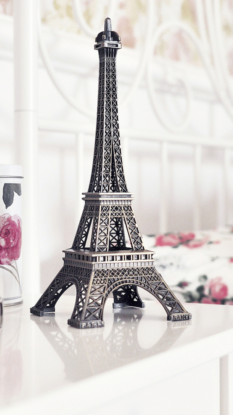 Fondo de pantalla Mini Eiffel Tower 750x1334