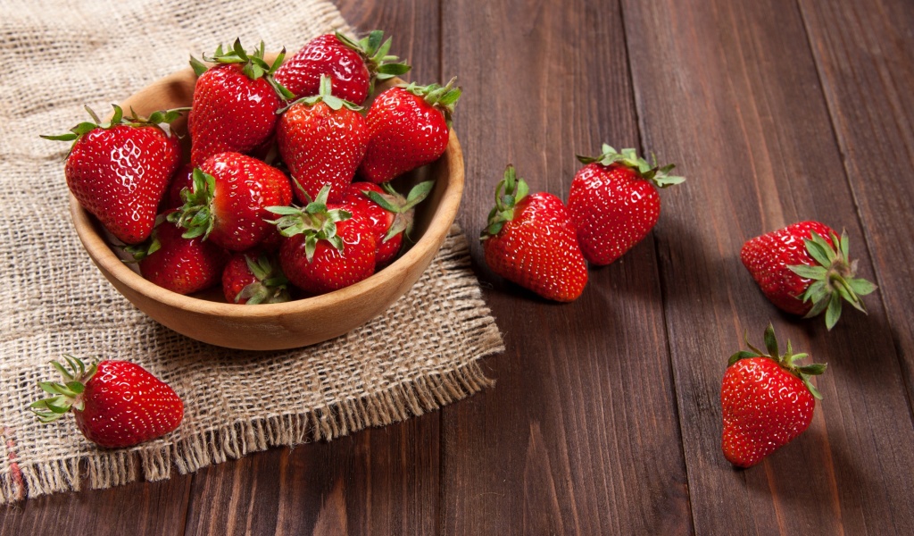 Das Basket fragrant fresh strawberries Wallpaper 1024x600