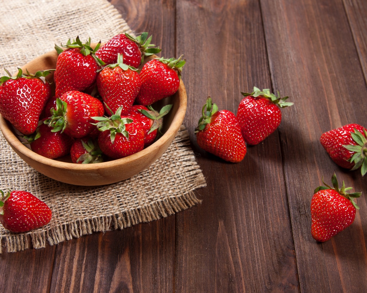 Basket fragrant fresh strawberries wallpaper 1280x1024