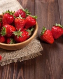 Basket fragrant fresh strawberries wallpaper 128x160