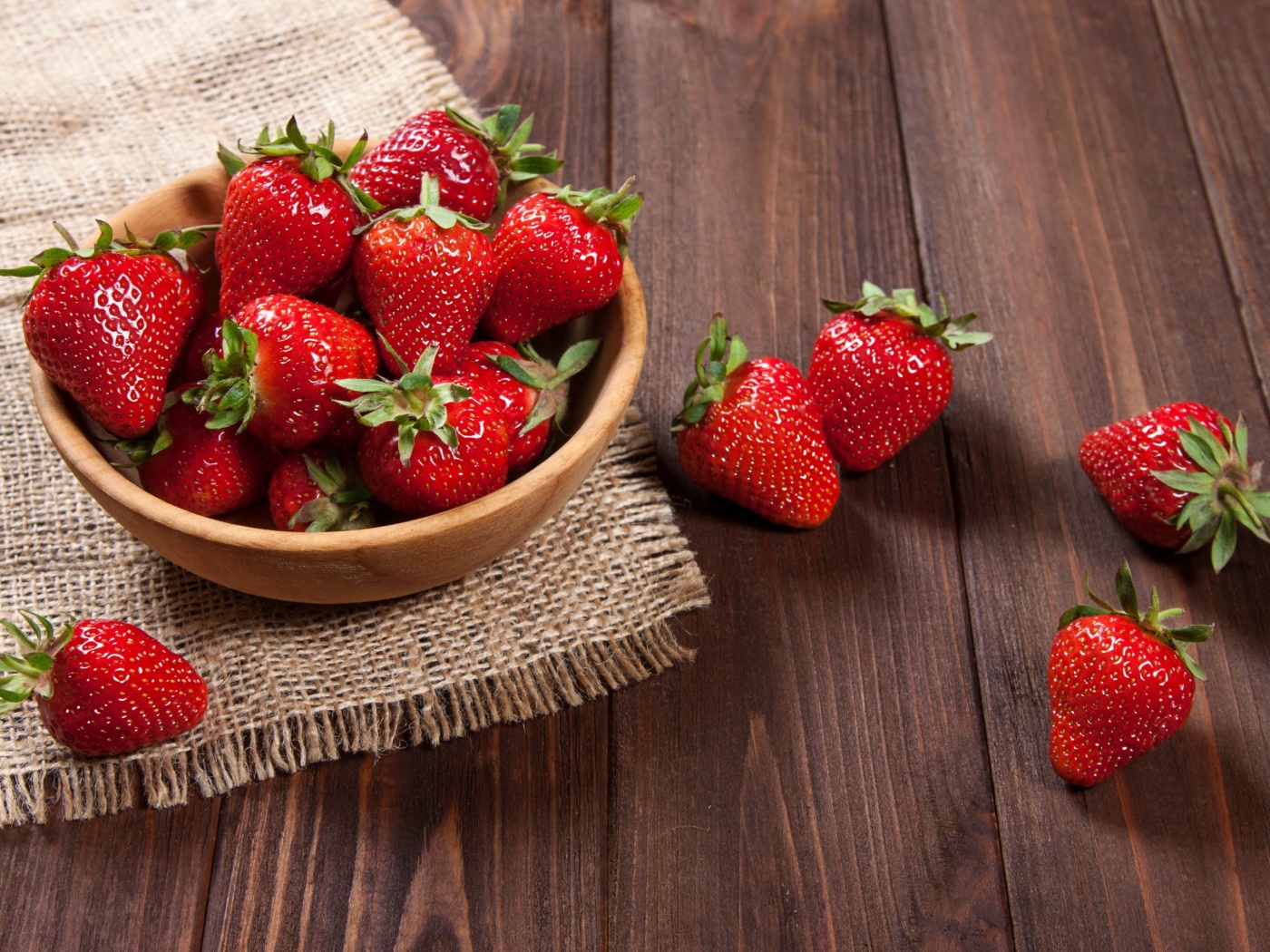 Basket fragrant fresh strawberries wallpaper 1400x1050