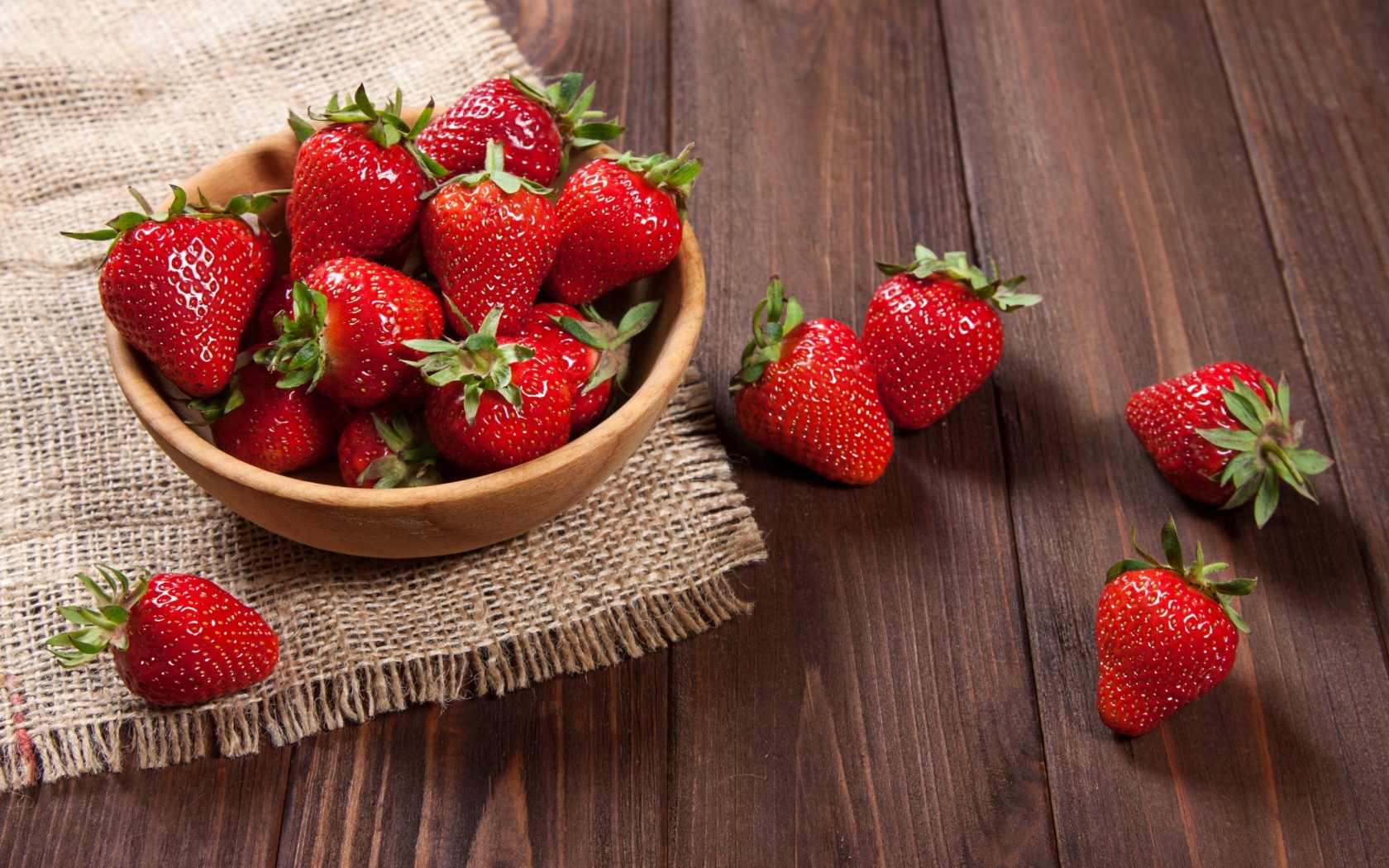 Basket fragrant fresh strawberries wallpaper 1680x1050
