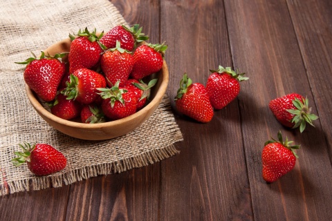 Basket fragrant fresh strawberries wallpaper 480x320