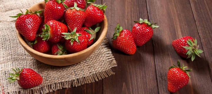 Basket fragrant fresh strawberries wallpaper 720x320