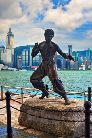 Das Bruce Lee statue in Hong Kong Wallpaper 320x480