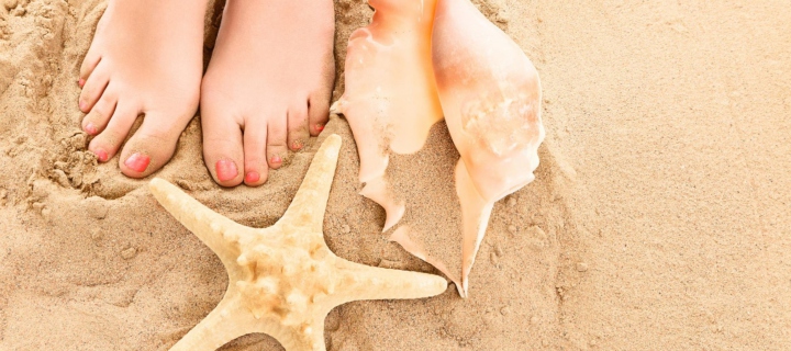 Sfondi Seashell, Seastar And Sandy Feet 720x320