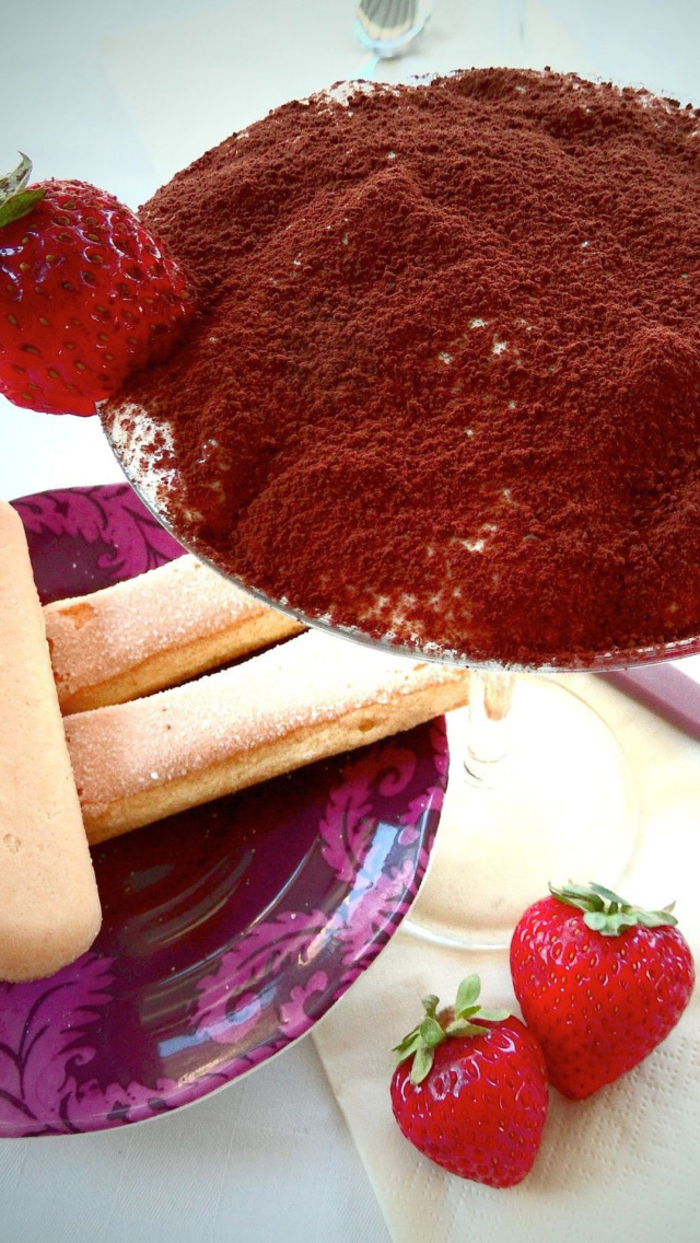 Das Tiramisu with strawberries Wallpaper 640x1136