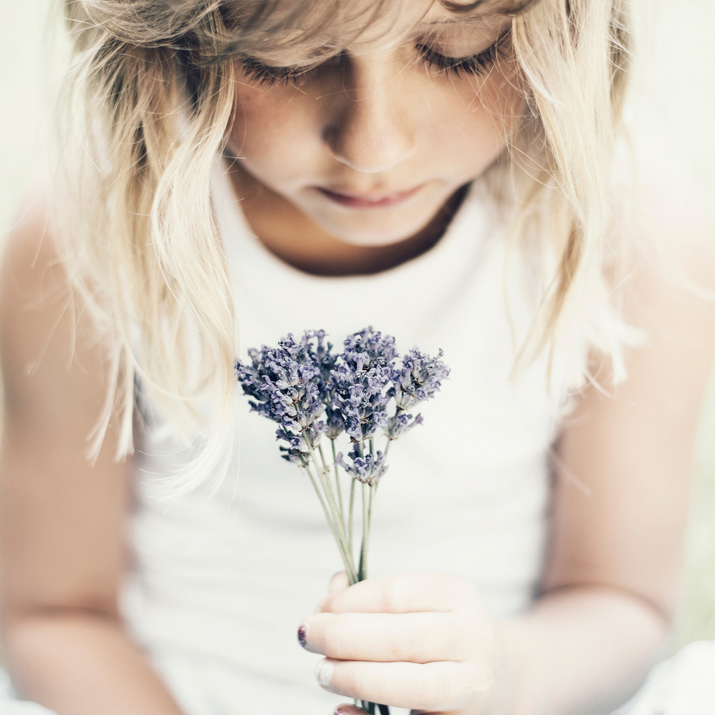 Обои Blonde Girl With Little Lavender Bouquet 1024x1024