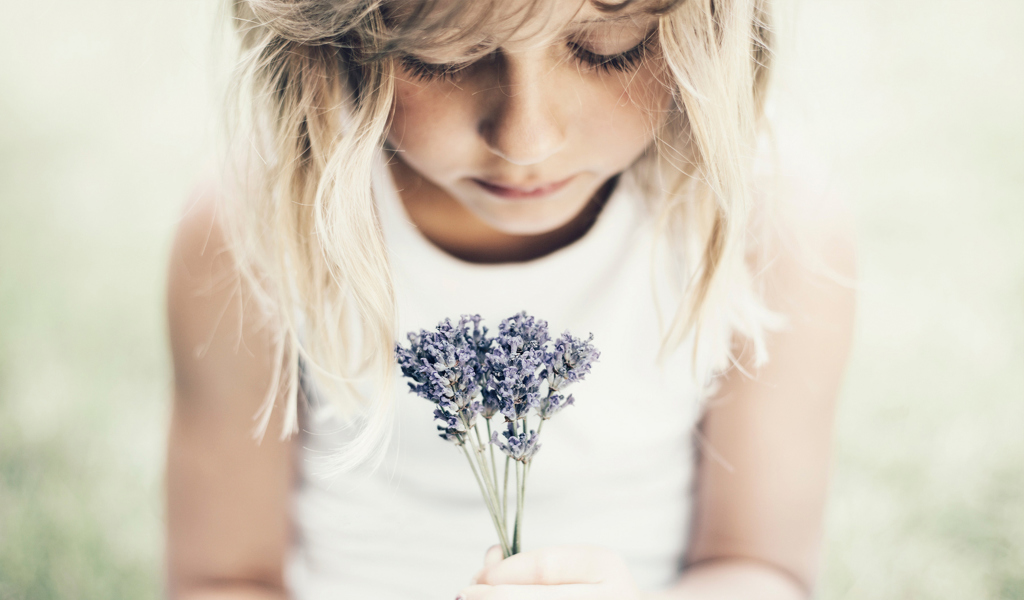 Blonde Girl With Little Lavender Bouquet wallpaper 1024x600