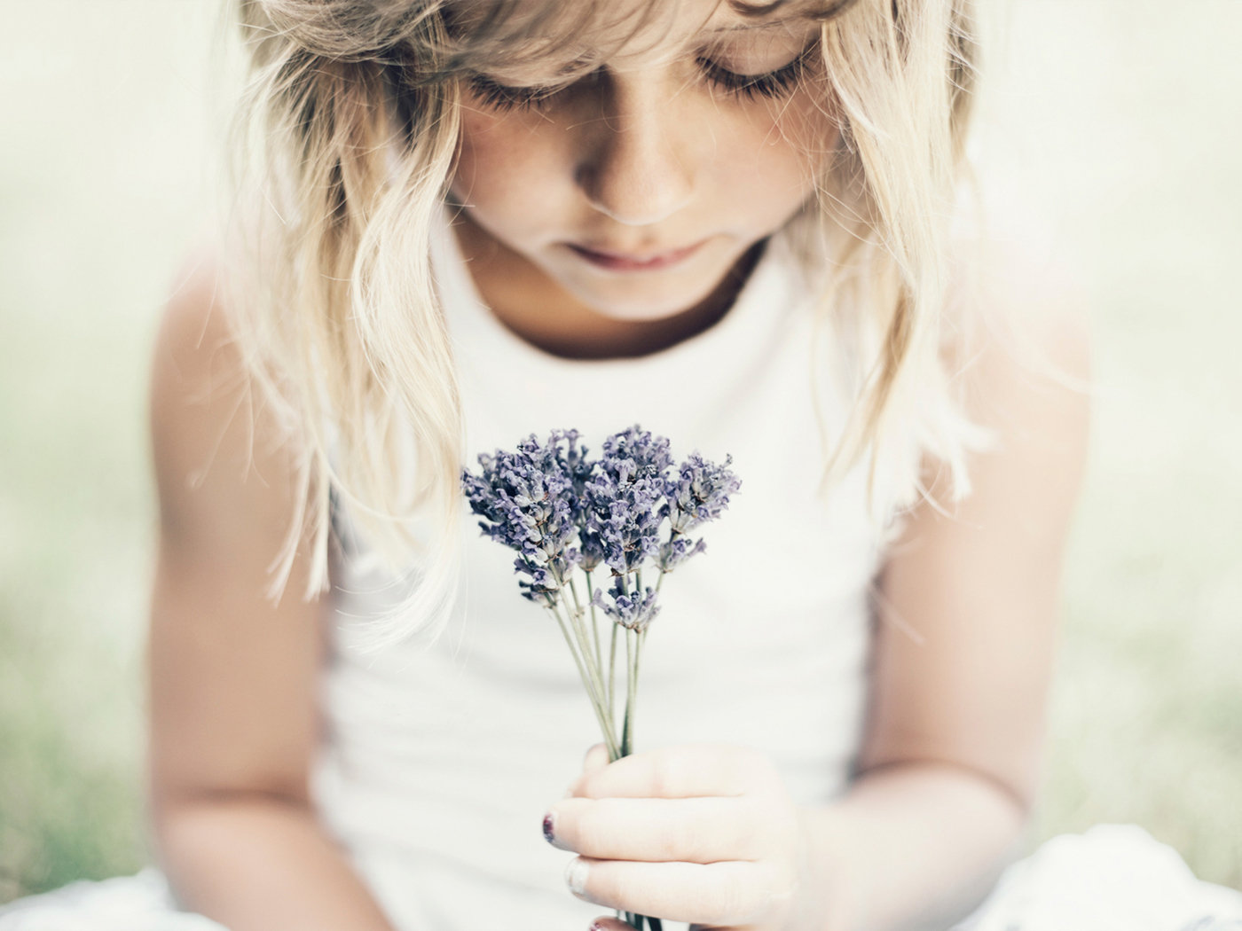 Обои Blonde Girl With Little Lavender Bouquet 1400x1050