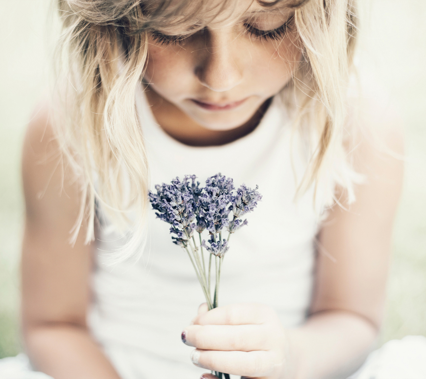 Обои Blonde Girl With Little Lavender Bouquet 1440x1280