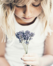Fondo de pantalla Blonde Girl With Little Lavender Bouquet 176x220