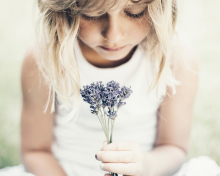 Fondo de pantalla Blonde Girl With Little Lavender Bouquet 220x176