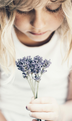 Fondo de pantalla Blonde Girl With Little Lavender Bouquet 240x400