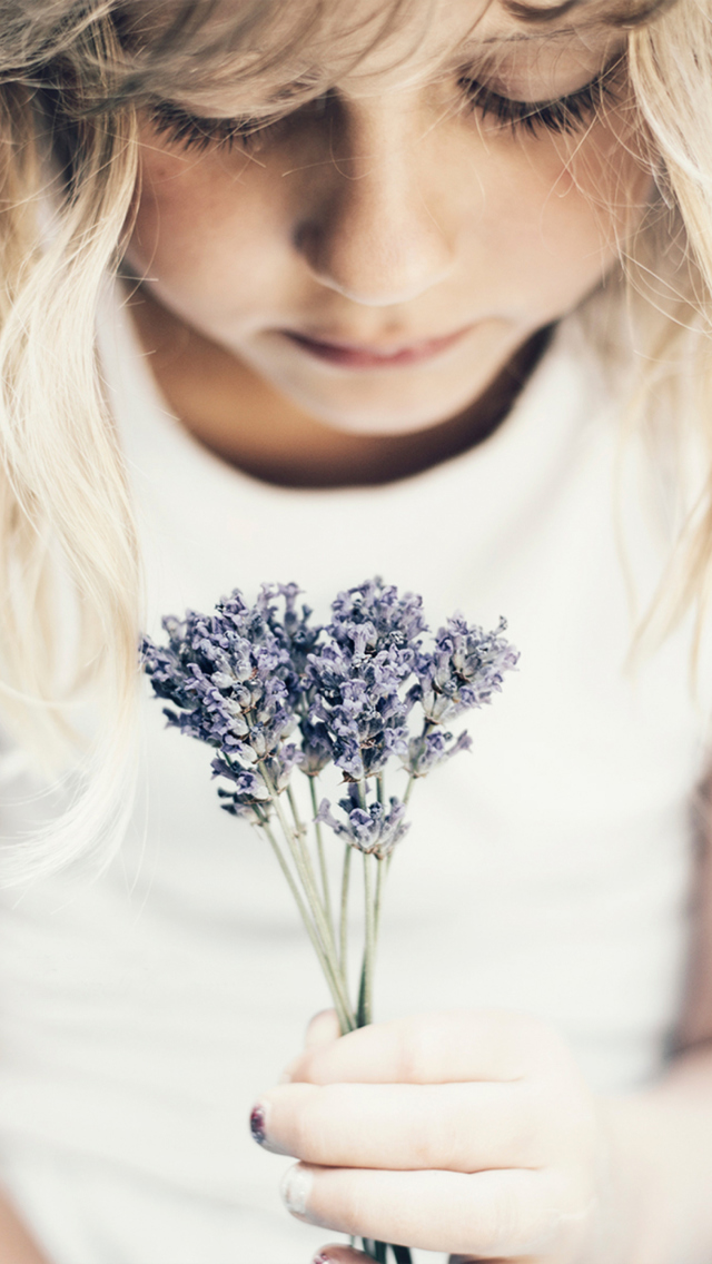 Blonde Girl With Little Lavender Bouquet wallpaper 640x1136