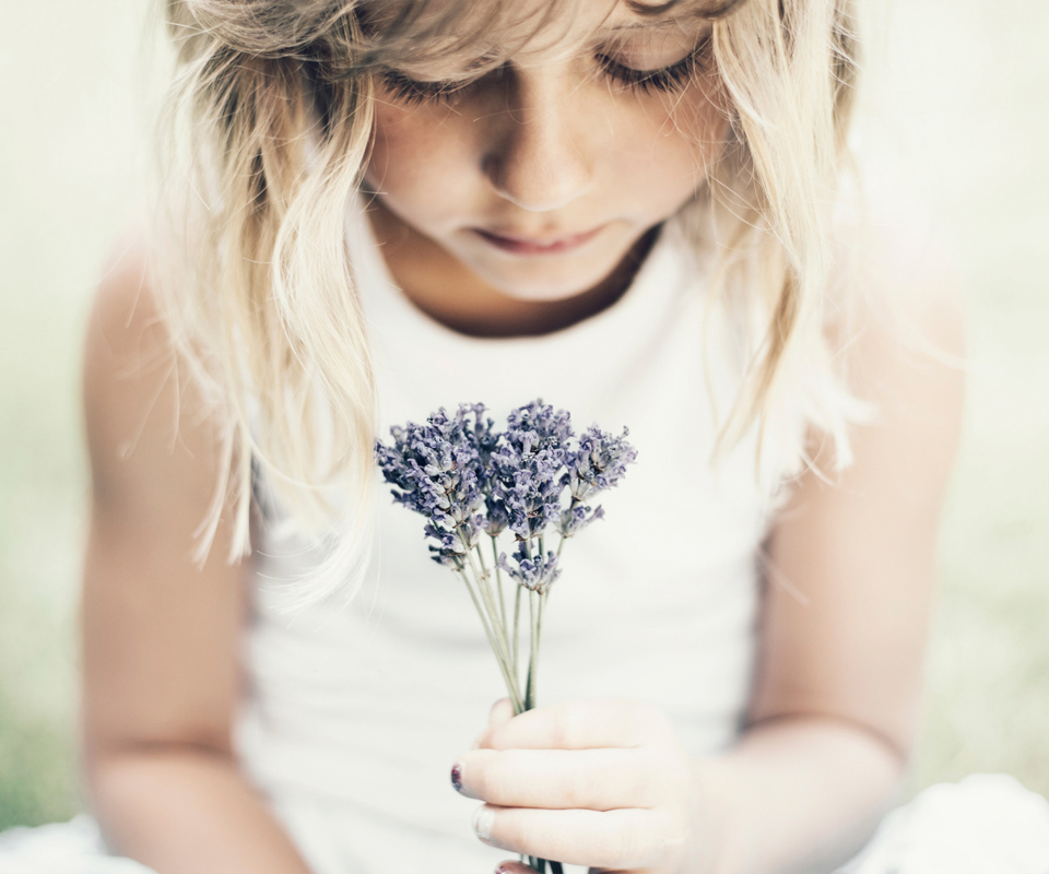 Обои Blonde Girl With Little Lavender Bouquet 960x800