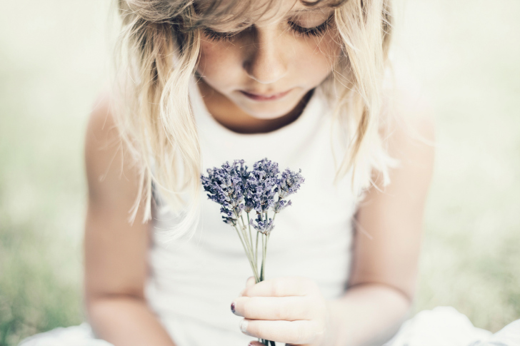 Обои Blonde Girl With Little Lavender Bouquet