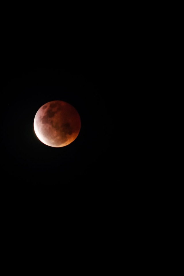 Fondo de pantalla Moon Eclipse 640x960