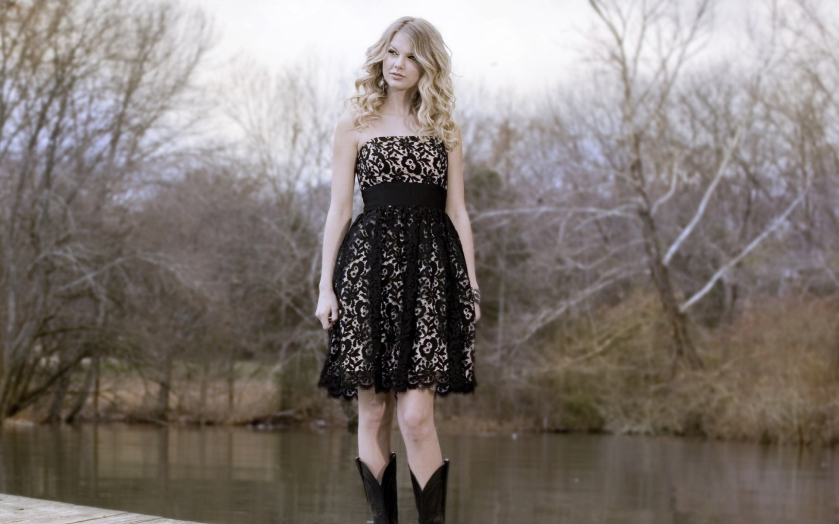 Das Taylor Swift Black Dress Wallpaper 1680x1050