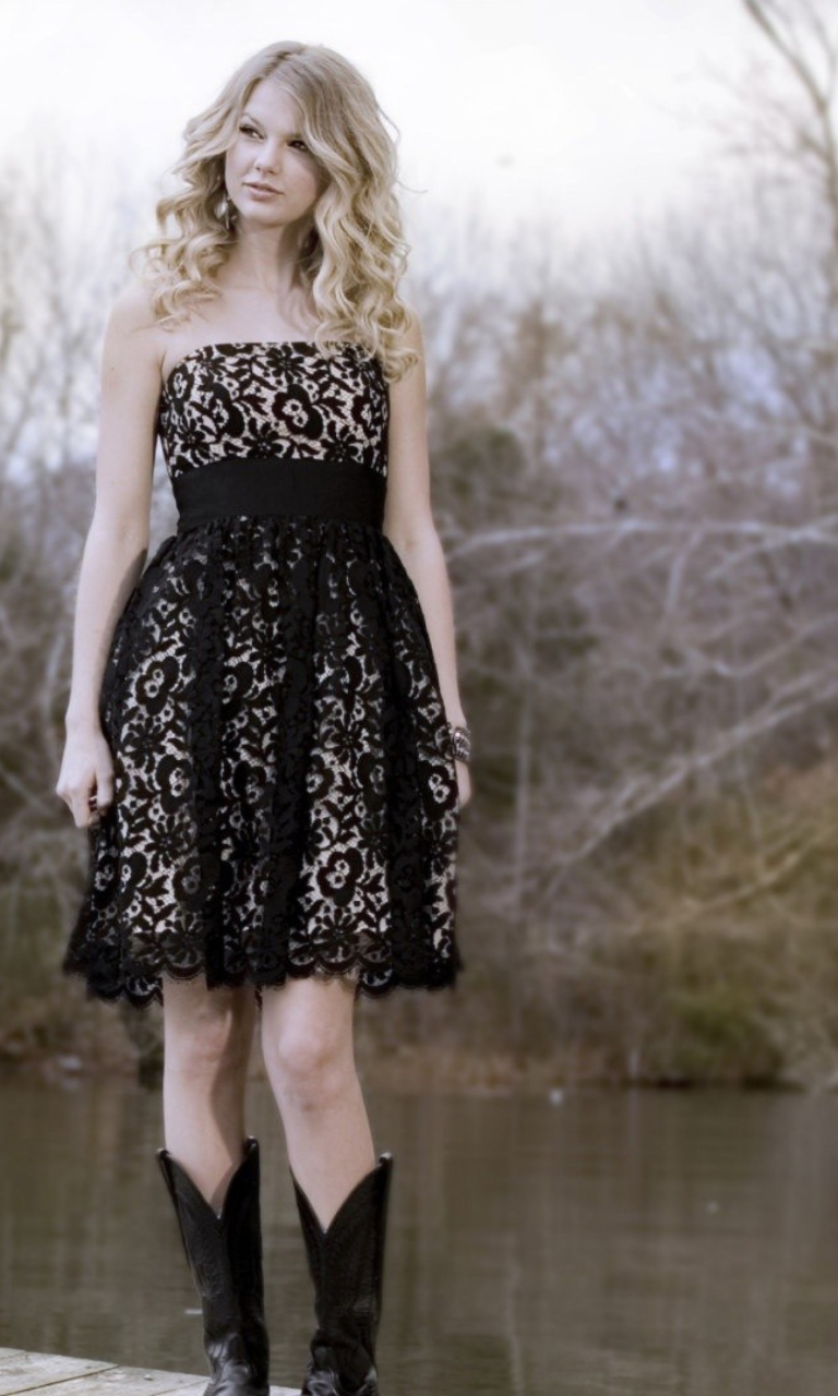 Обои Taylor Swift Black Dress 768x1280