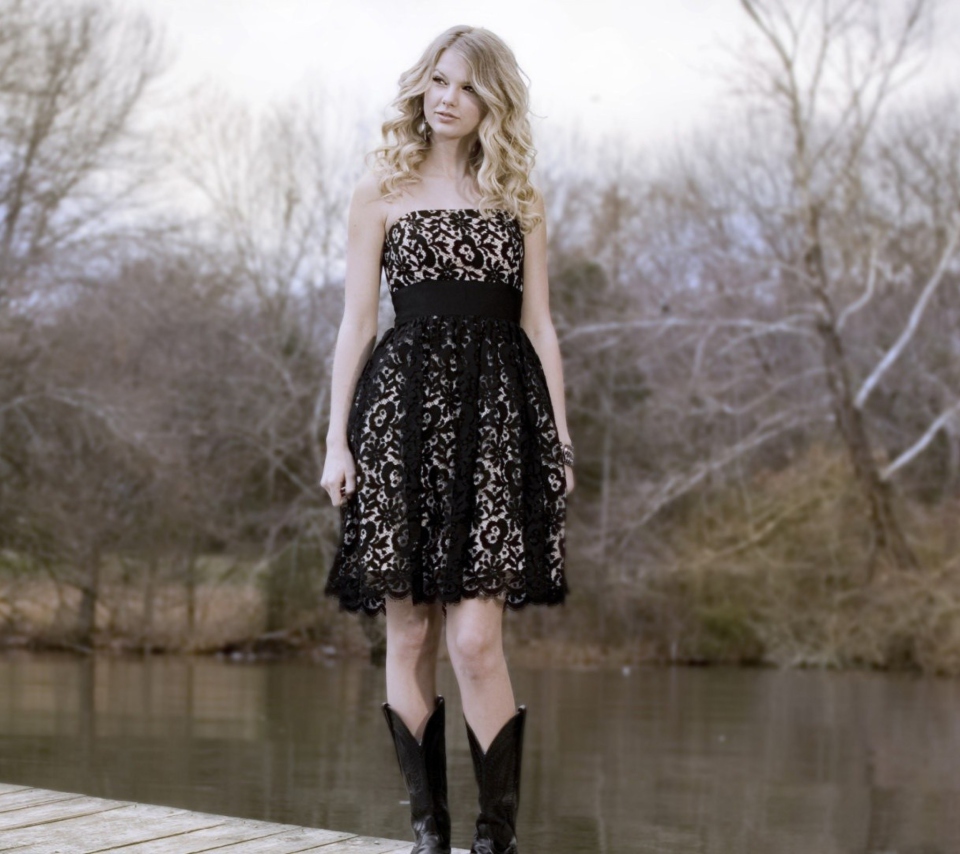 Обои Taylor Swift Black Dress 960x854