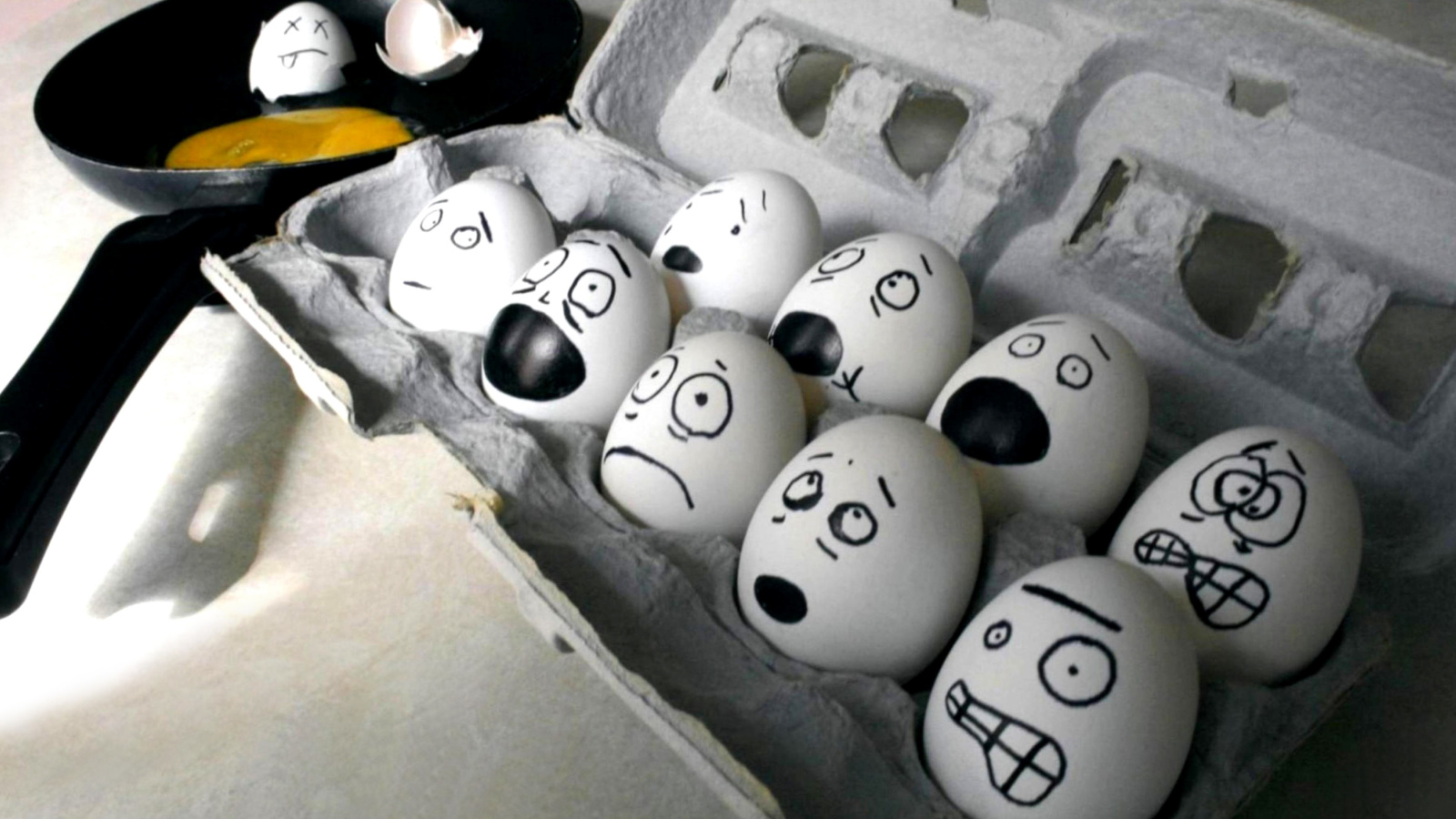 Funny Eggs wallpaper 1600x900