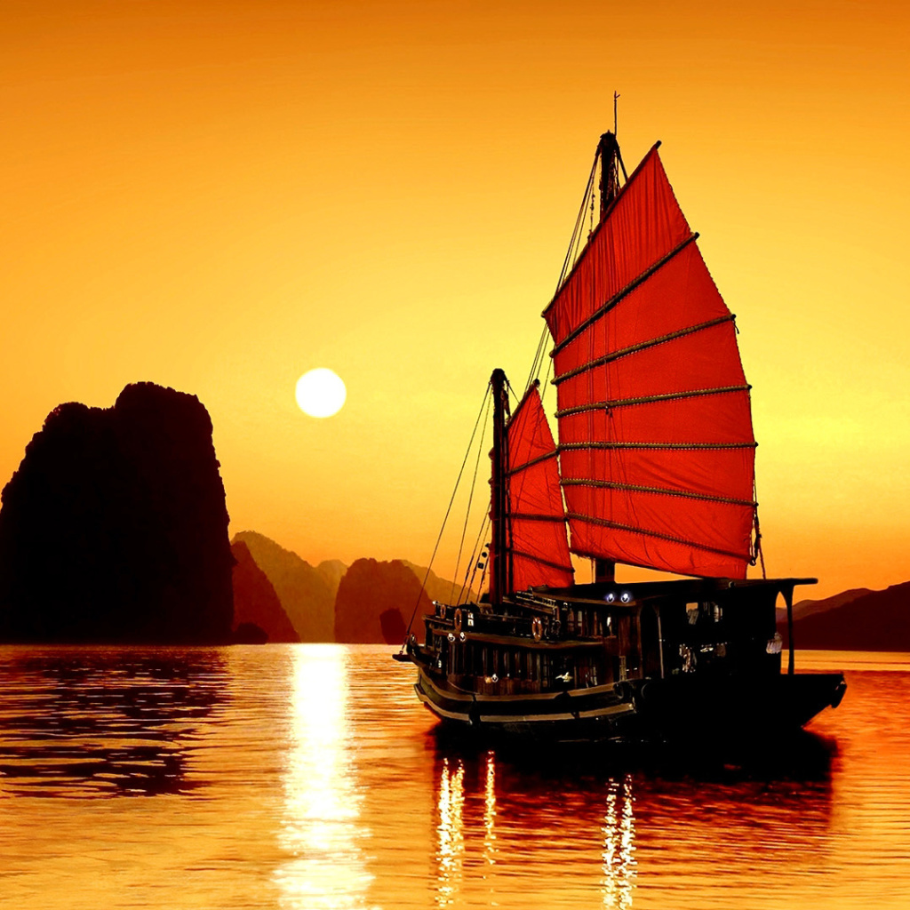 Das Halong Bay, Vietnama in Sunset Wallpaper 1024x1024