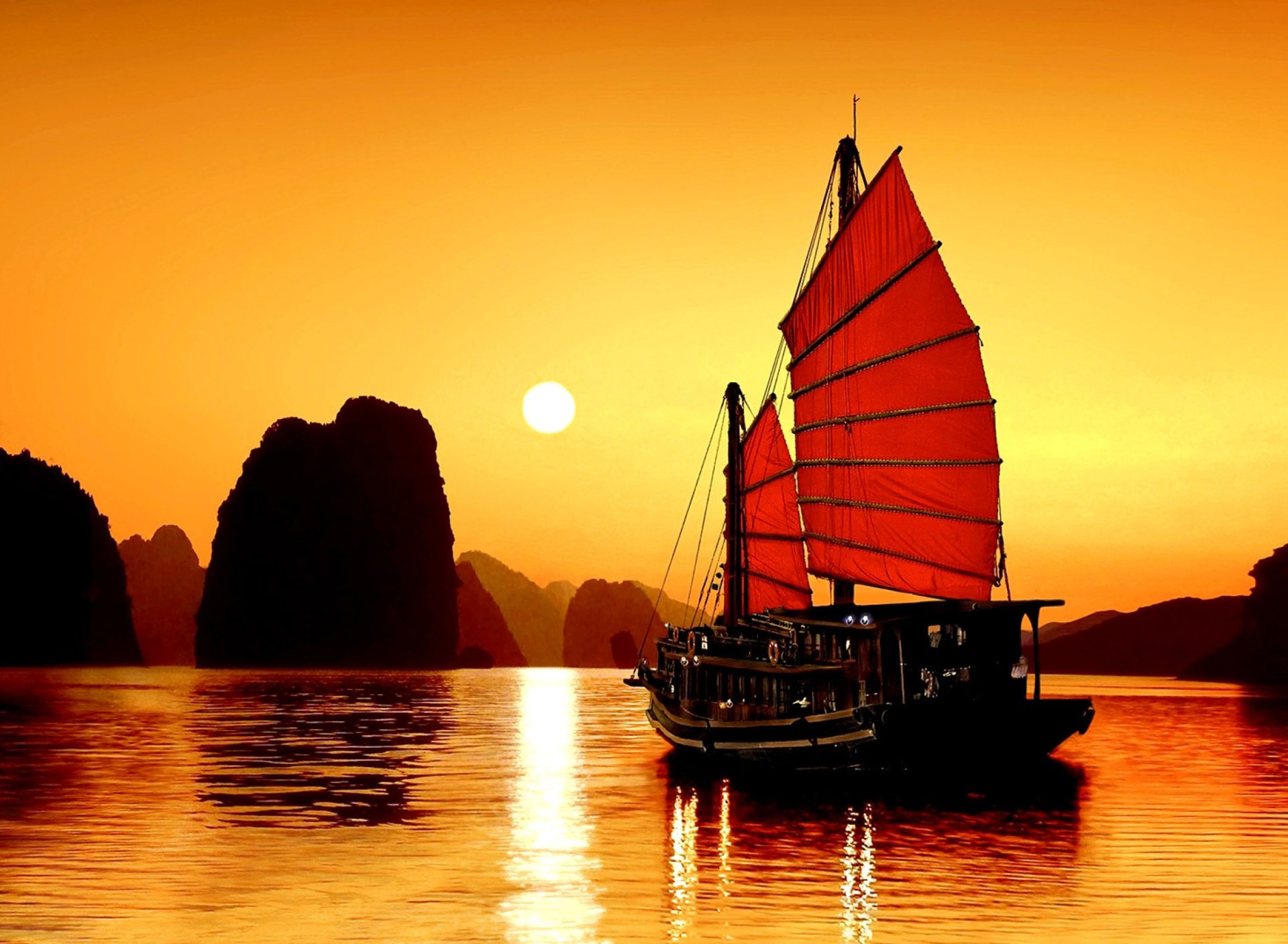Обои Halong Bay, Vietnama in Sunset 1920x1408