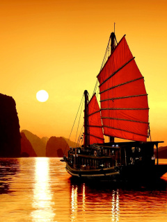 Screenshot №1 pro téma Halong Bay, Vietnama in Sunset 240x320