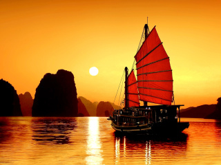 Screenshot №1 pro téma Halong Bay, Vietnama in Sunset 320x240