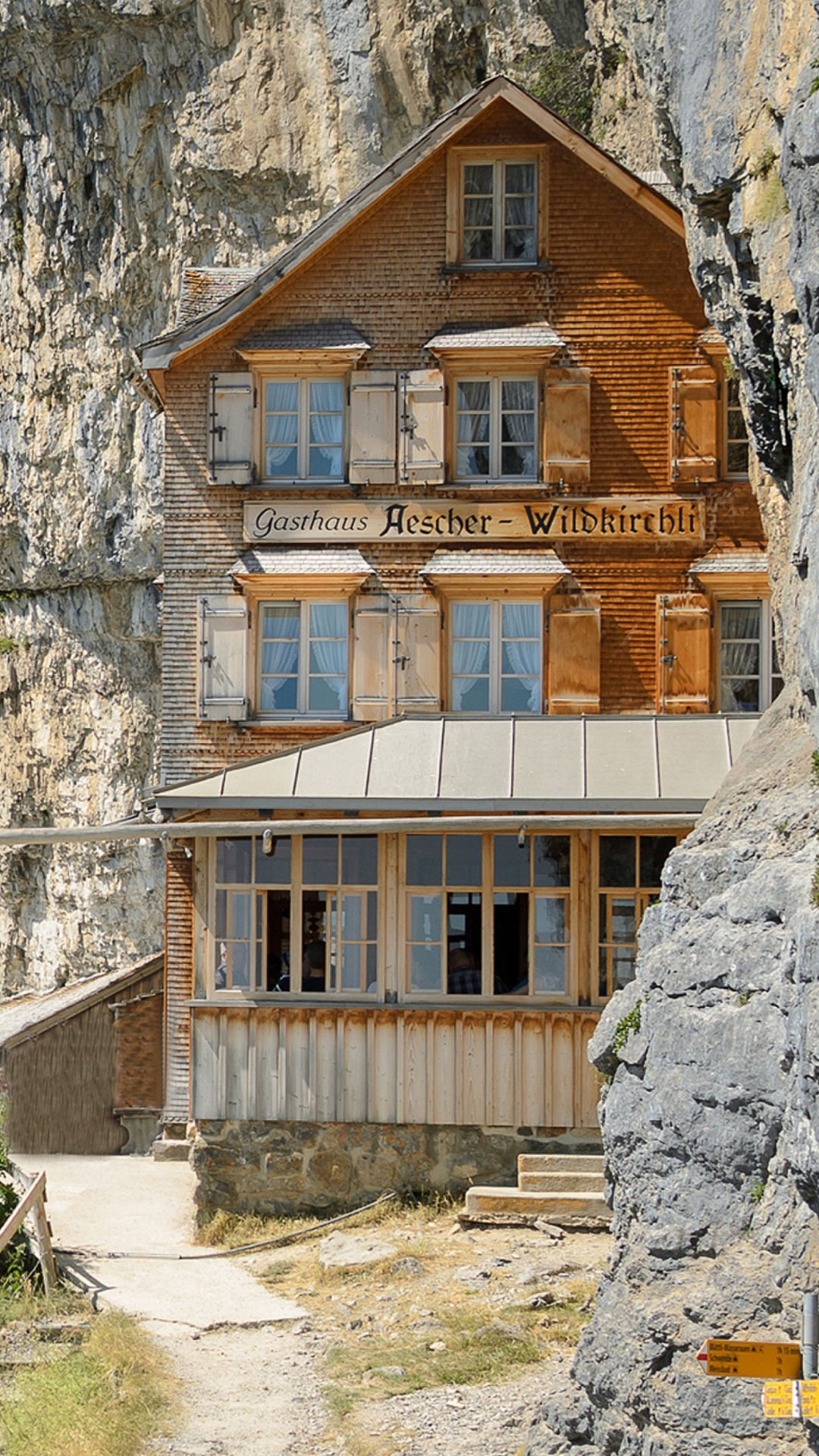Обои Gasthaus in Schweiz 1080x1920