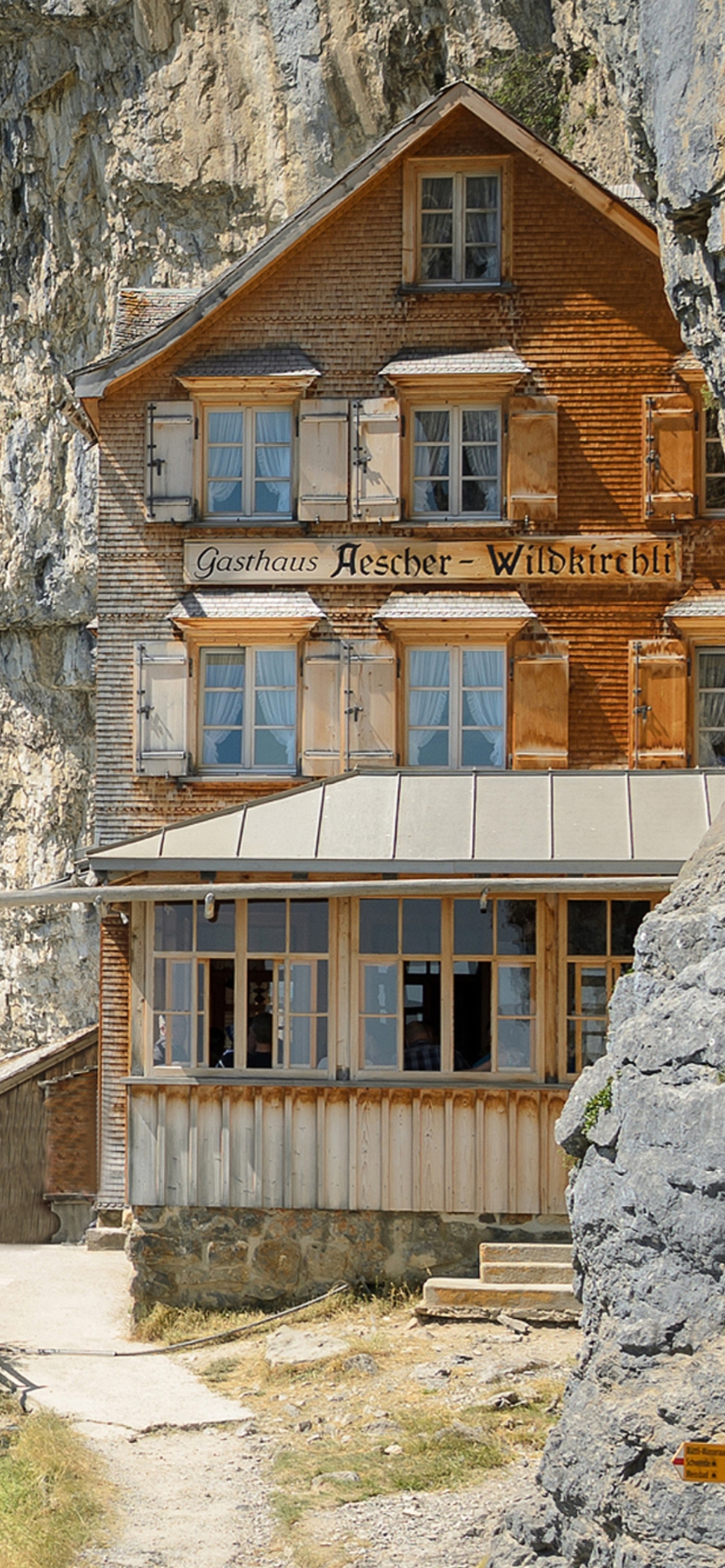 Gasthaus in Schweiz wallpaper 1170x2532