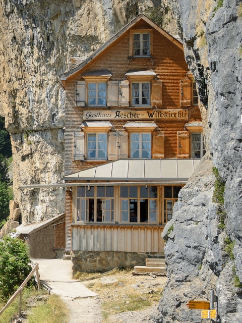 Обои Gasthaus in Schweiz 480x640