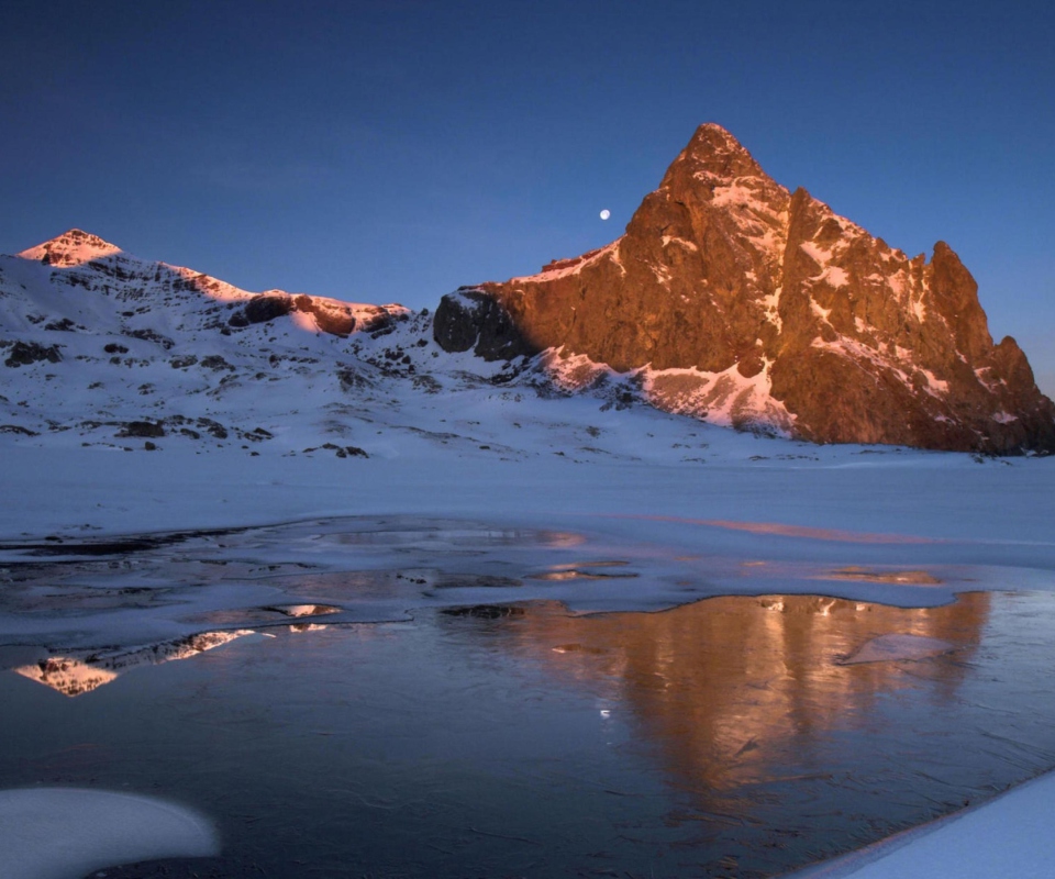 Обои The Pyrenees Spain 960x800