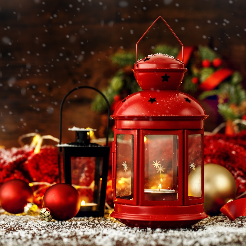 Das Christmas candles with holiday decor Wallpaper 1024x1024