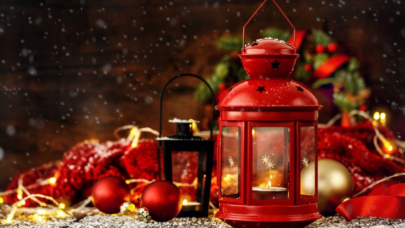 Sfondi Christmas candles with holiday decor 1366x768