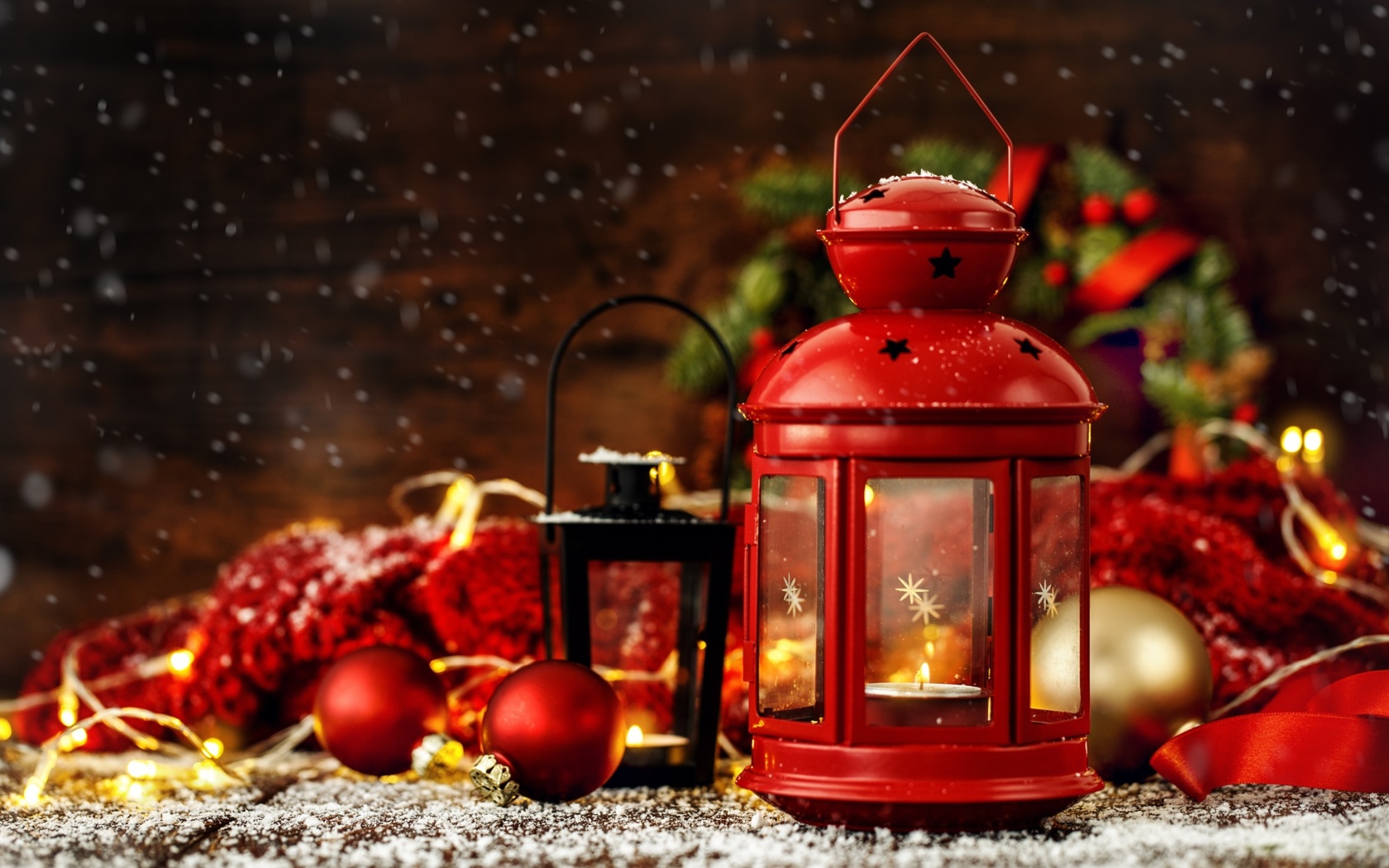 Das Christmas candles with holiday decor Wallpaper 1680x1050