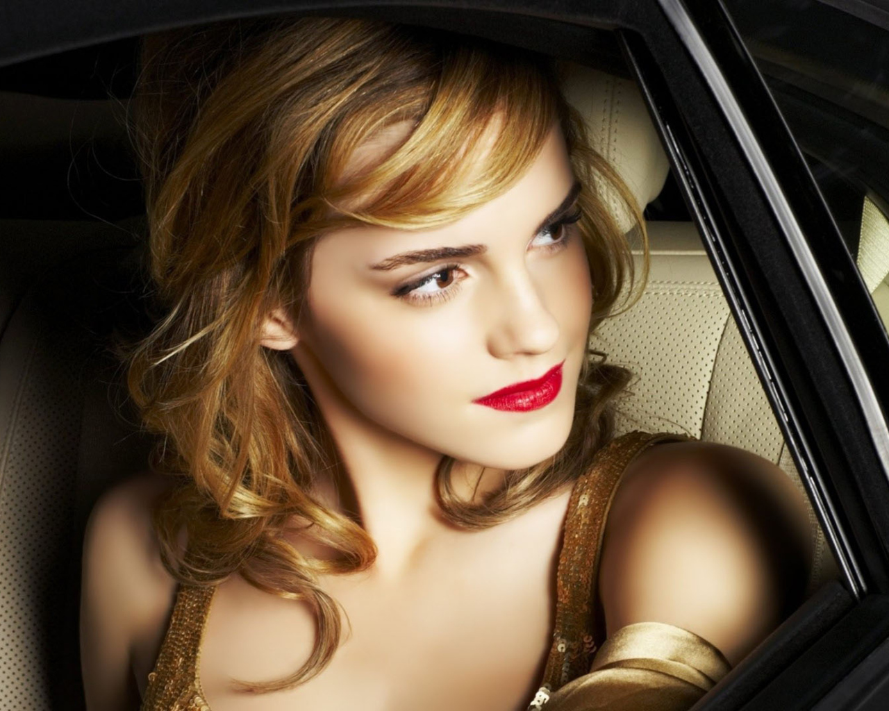 Glamorous Emma Watson wallpaper 1280x1024