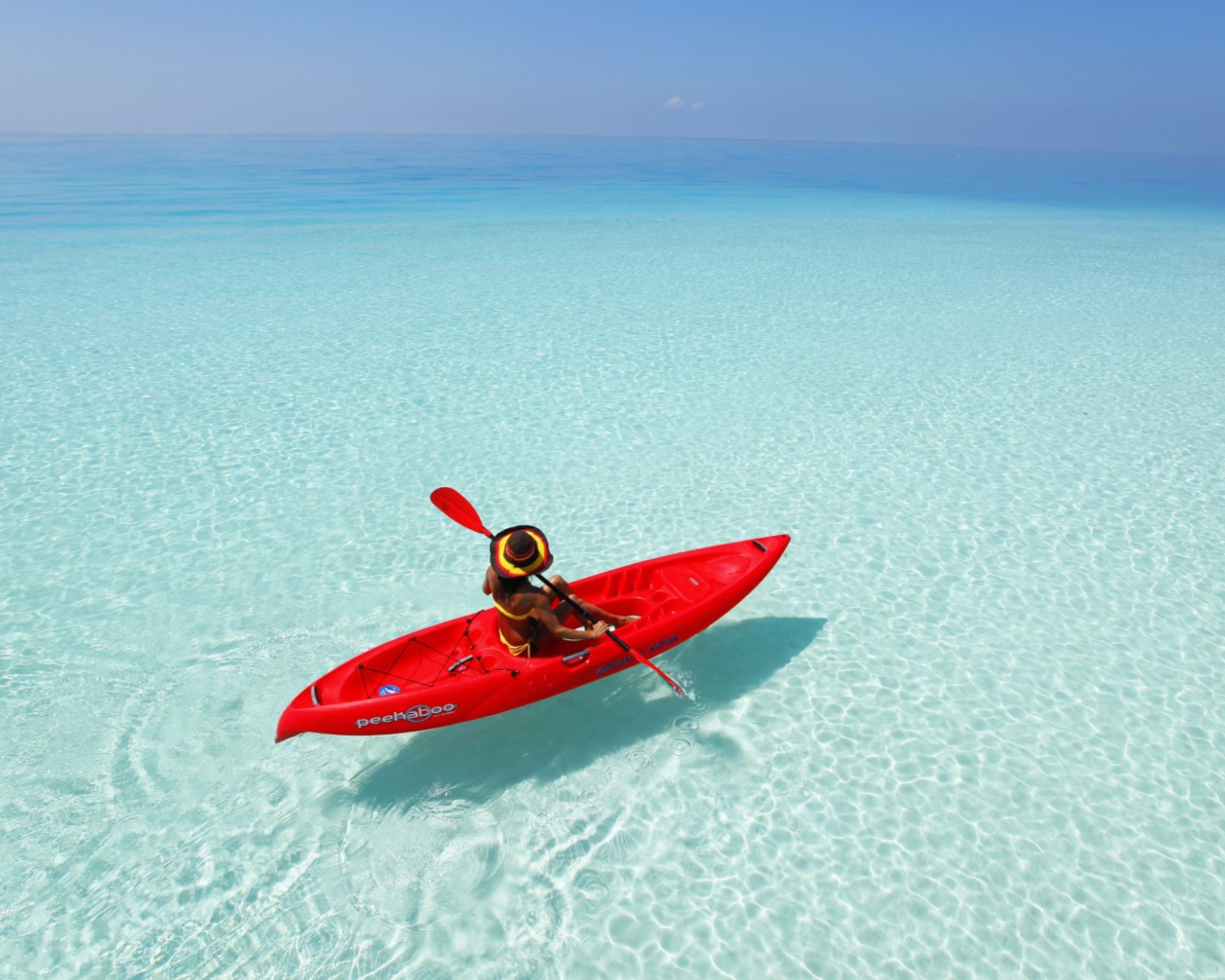Red Kayak And Transparent Water screenshot #1 1280x1024