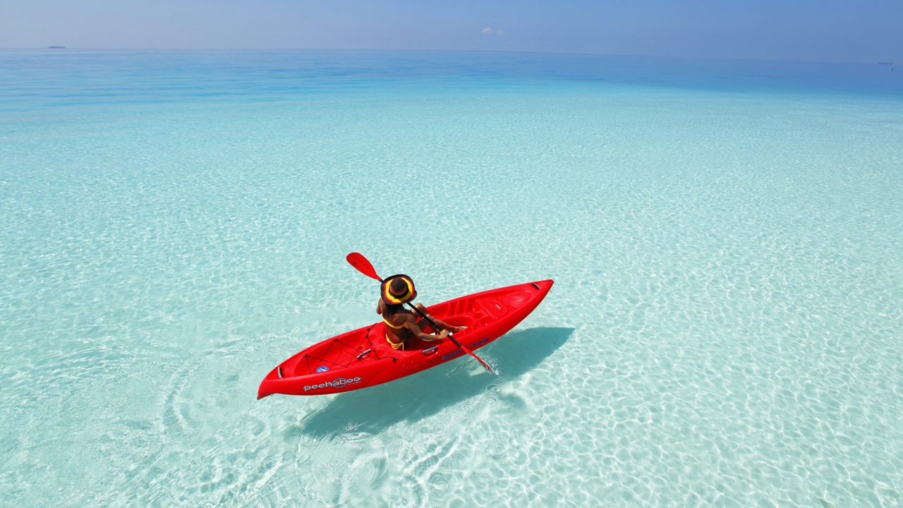 Sfondi Red Kayak And Transparent Water 1280x720