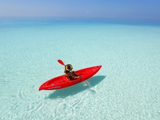 Red Kayak And Transparent Water screenshot #1 320x240